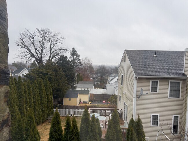 Foto del edificio - 300-302 Soundview Ave