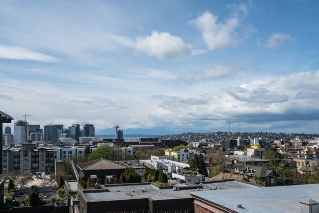 Building Photo - 1420 E Pine St