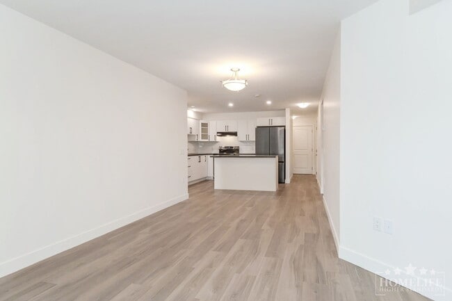 Photo du bâtiment - 2 Bed + 2 Bath + 1 Den Condo for Rent in L...