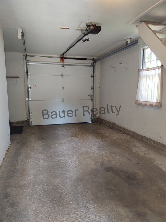 Building Photo - Three Bedroom Home Next to Brookside Park