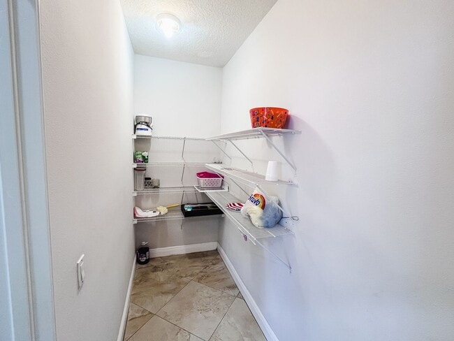 Building Photo - 3 Bed/ 3 Bath Pet Friendly Home!