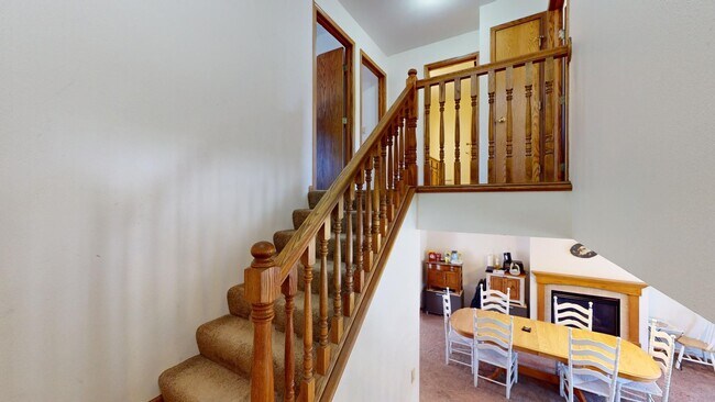 Building Photo - 4 Bedroom, 3 bath Townhome In Trendy Somer...