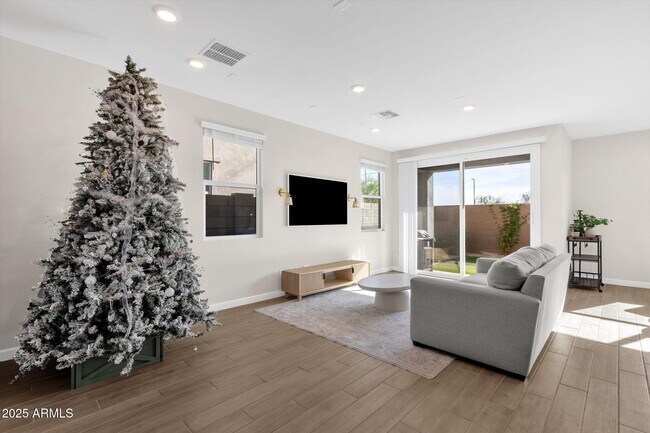 Foto del edificio - 5823 E Rose Garden Ln