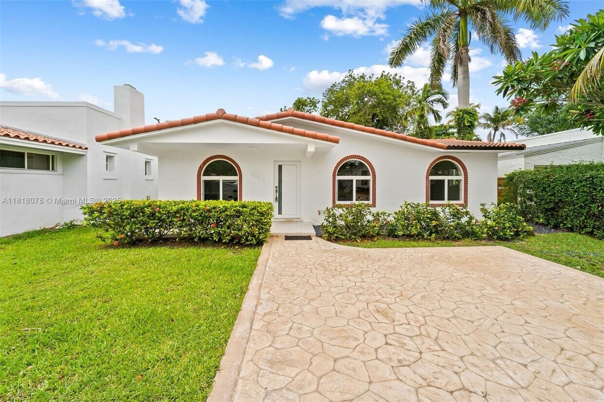 Foto principal - 5840 SW 42nd Ter