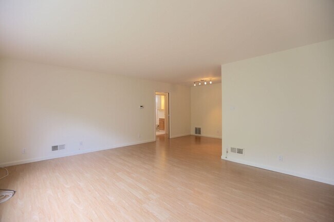 Foto del edificio - Twin Peaks: 1 Bed Apartment w/ Green View,...