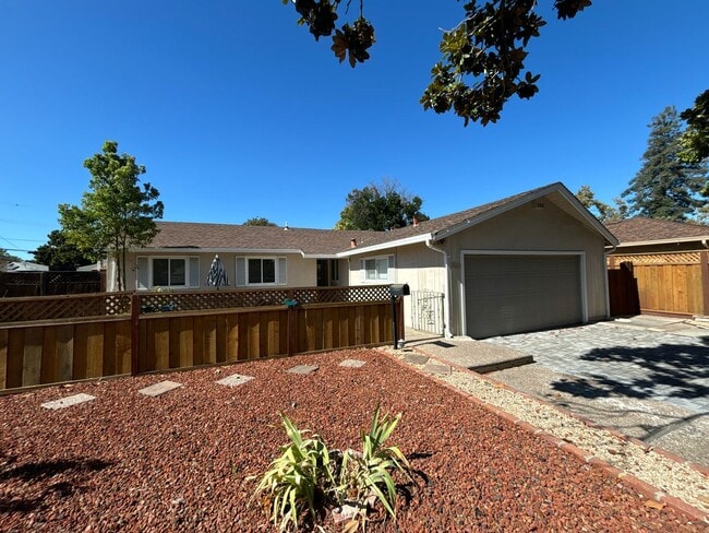Photo - 1419 Yolanda Ct House