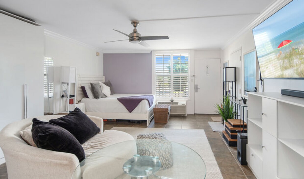 Foto principal - 2555 Tamiami Trail N