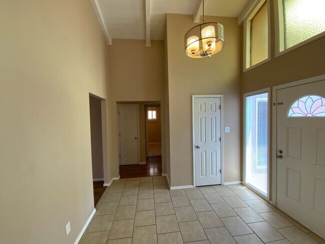 Foto del edificio - 3 Bedroom Single Story Home Available Near...
