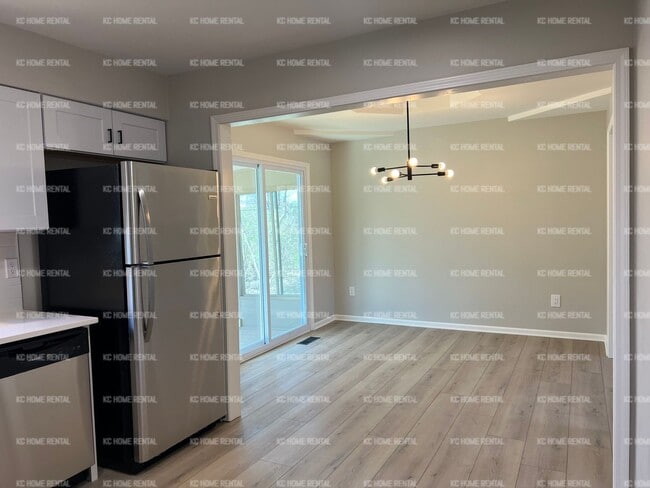 Building Photo - Beautiful 4 bedroom 3 bath home in Olathe, KS