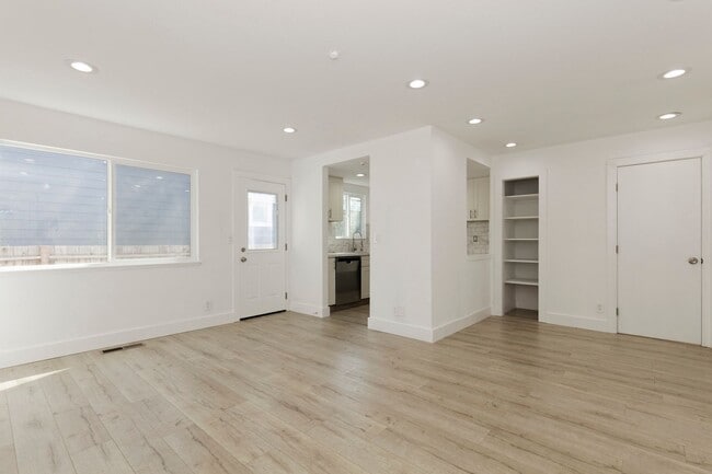 Building Photo - Two Bedroom Townhome for Rent!