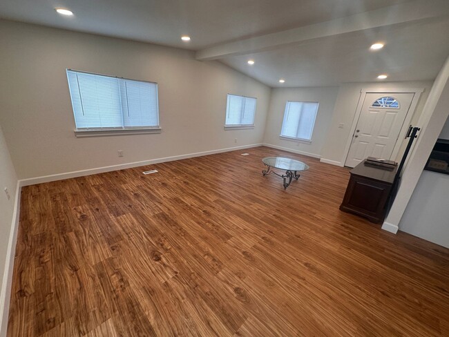 Foto del edificio - Remodeled and spacious home in Burbank