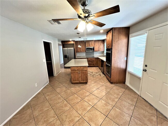 Building Photo - 4923 W Rosewood Dr