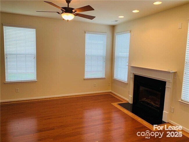 Foto del edificio - 7549 Bluff Point Ln