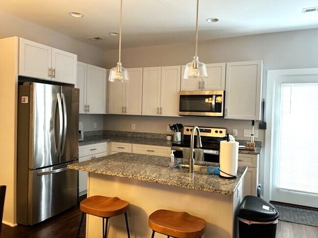 Foto del edificio - Nice 2 Bedroom 2.5 bath townhome with open...