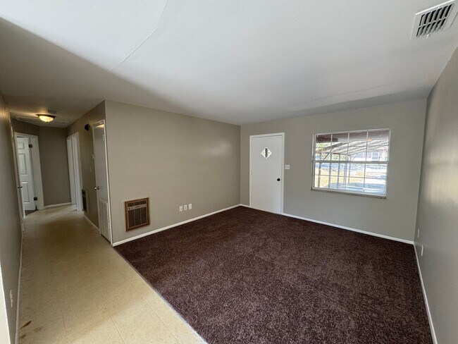 Foto del edificio - Charming 4 Bedroom, 1 Bathroom Home in Orange City!!