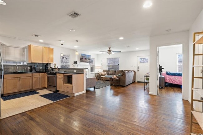 Building Photo - 3504 Speedway