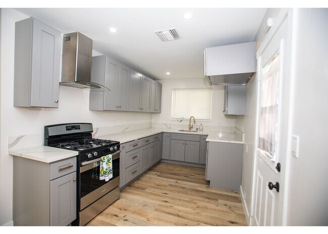 Foto del edificio - 496 W 48th St