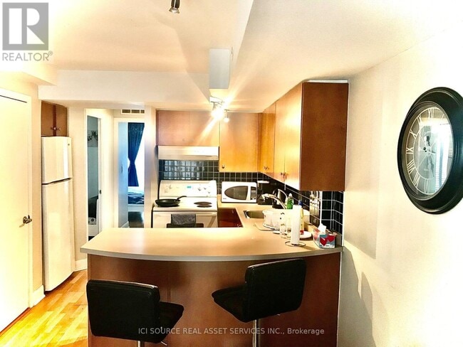 Building Photo - 415 Jarvis St