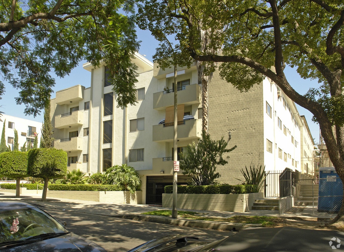 Building Photo - 1424 N Poinsettia Pl
