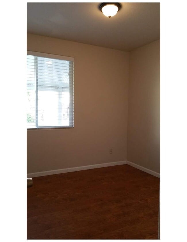 Building Photo - Beautiful & Spacious 5BR, 3BA Home – Large...