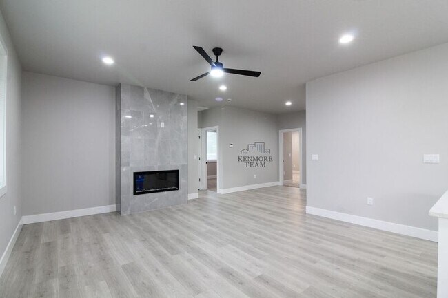 Building Photo - 716 N Rd 42