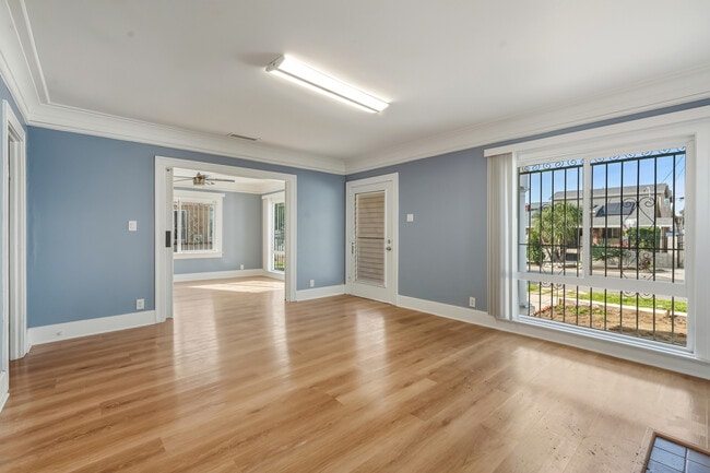 Foto del edificio - 1174 N Alexandria Ave