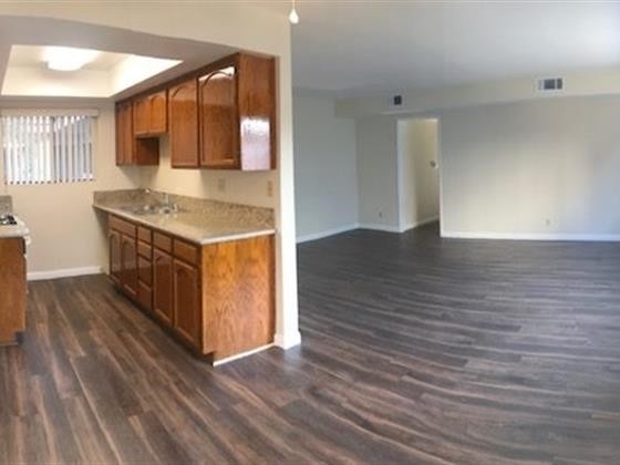 Building Photo - 515 E Elmwood Ave