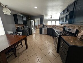 Building Photo - 714 N Vista Dr