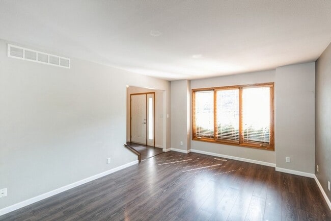 Building Photo - FINISHED BASEMENT WITH FENCED YARD! 4 Bedroom, 3.5 Bathroom Home in Ames