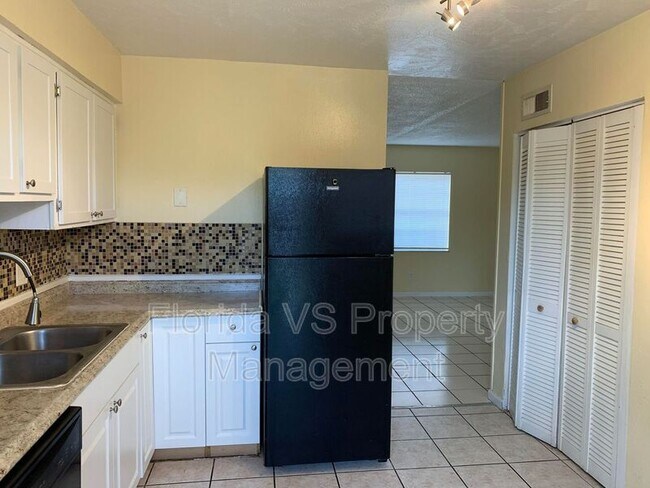 Building Photo - 1601 W Oak Ridge Rd