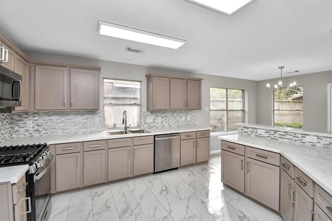 Foto del edificio - 4962 Sentry Woods Ln