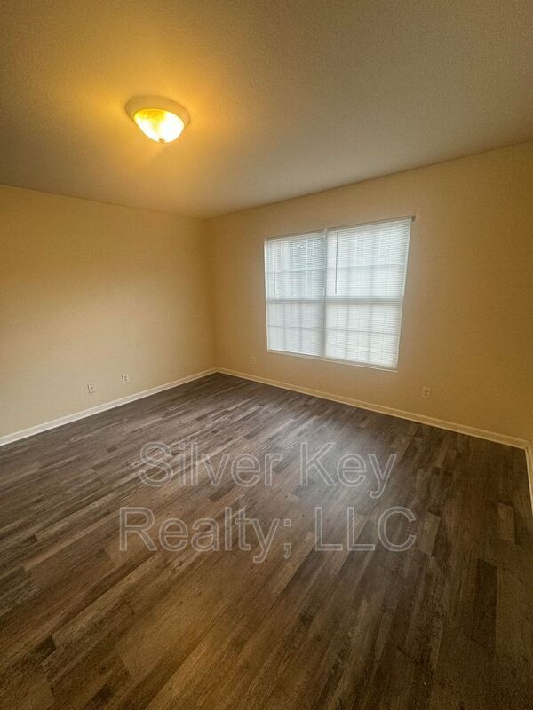 Building Photo - 220 Willow Creek Drive