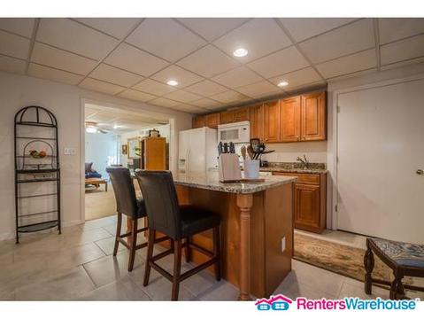 Building Photo - 305 Beachland Dr NE