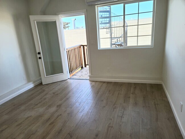 Building Photo - 2215 Rivera St
