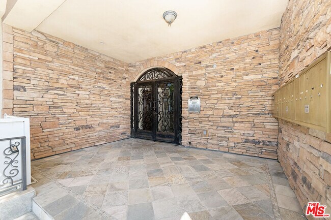 Building Photo - 650 E Palm Ave