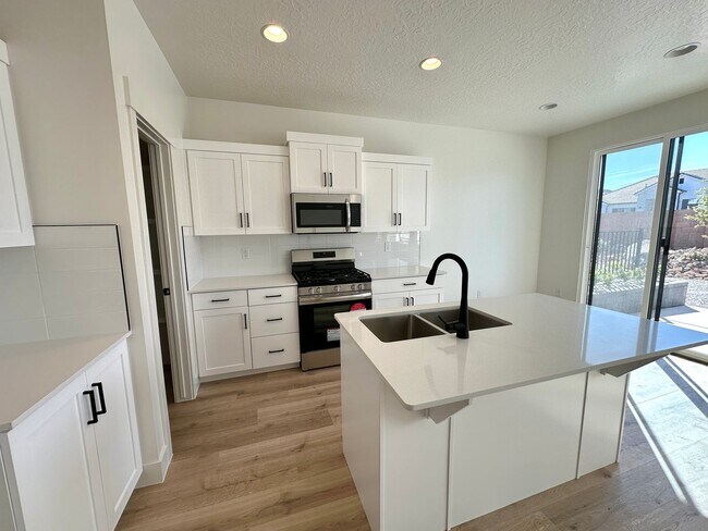 Building Photo - Brand-New Desert Vista Townhome - Pool Access