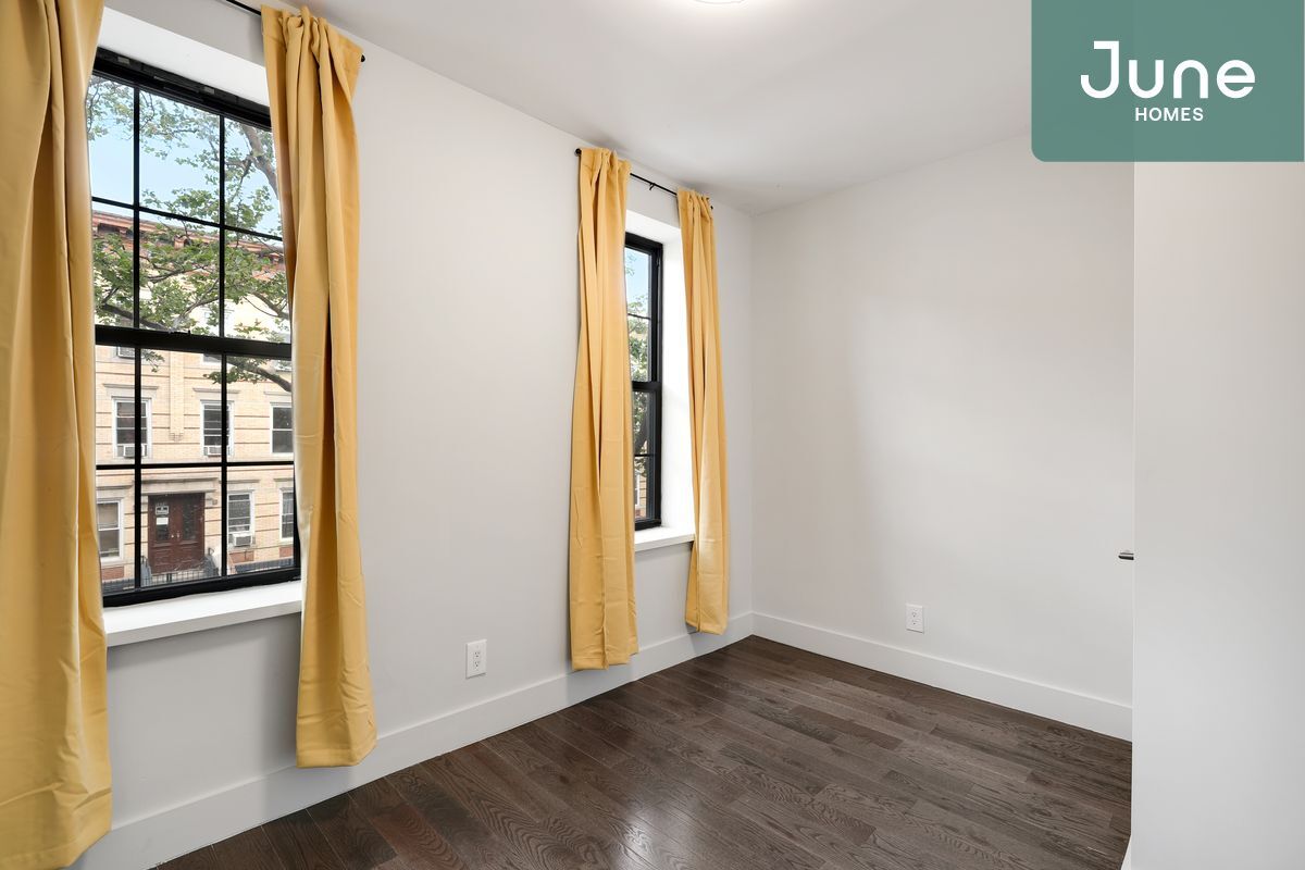 Primary Photo - Queen room in 3-bed/1.5-bath Home