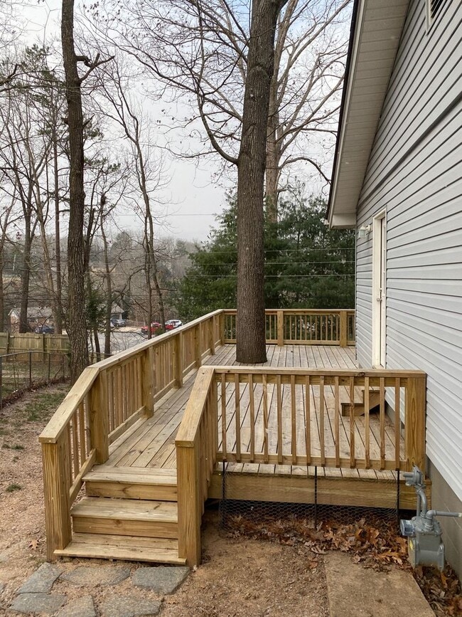 Building Photo - Conveniently located 4 bedroom, 2 bathroom...