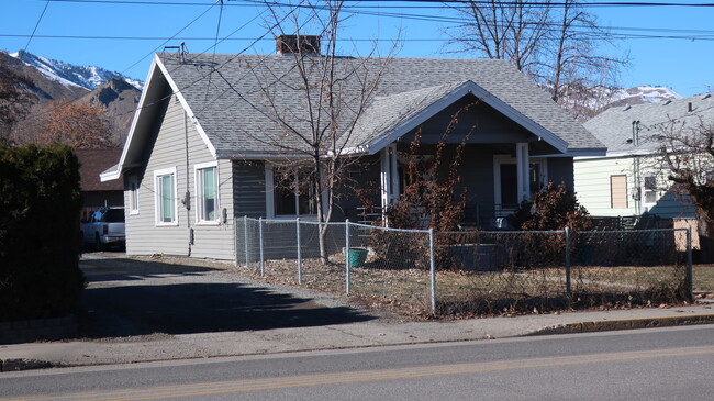 Building Photo - 612 S Miller St