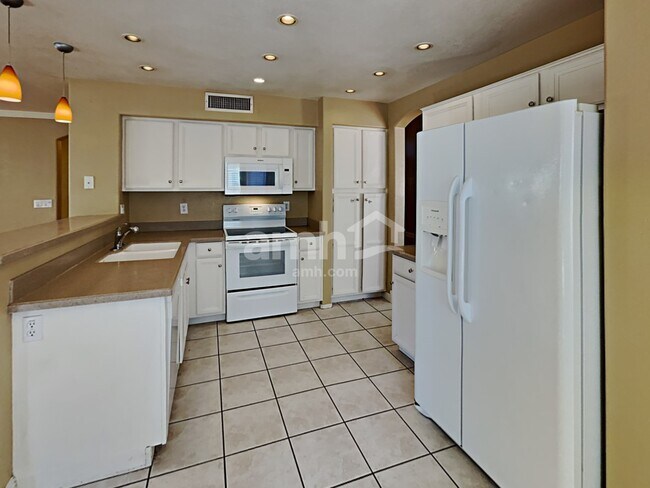 Foto del edificio - 907 N Albert Drive