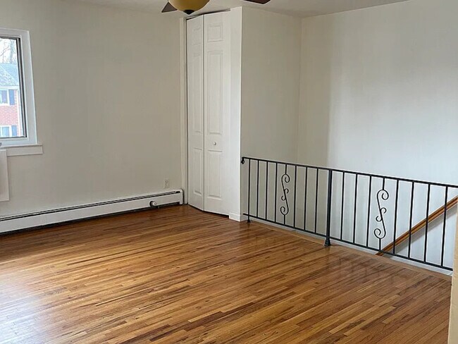 Building Photo - 20 Manor Dr