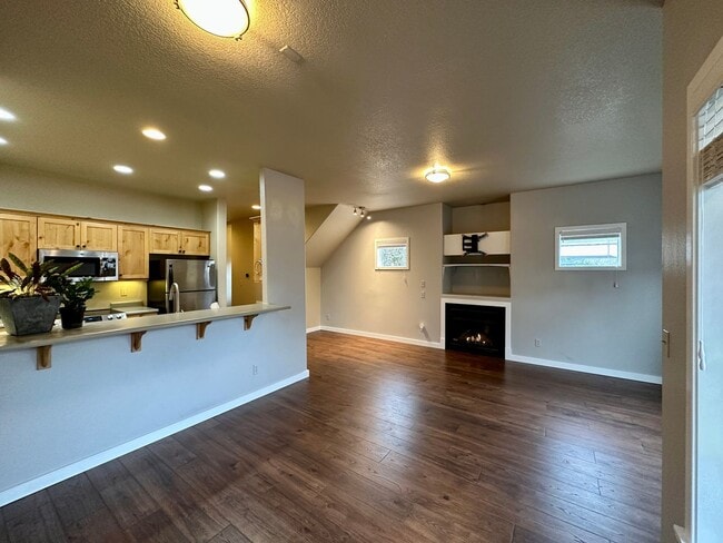 Building Photo - Half OFF FIRST FULL MONTH!!  This Beautifu...
