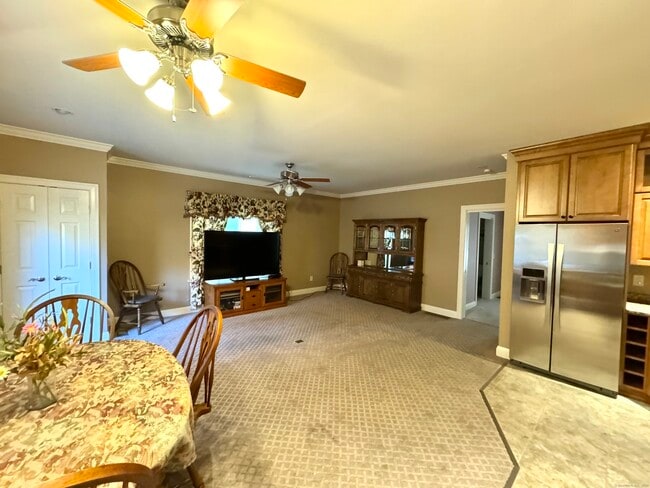 Foto del edificio - 96 Valley Stream Ln