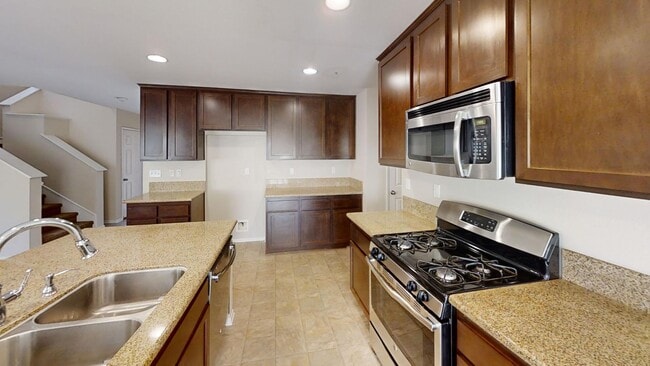 Building Photo - Beautiful 4 bedroom 3 bath Home