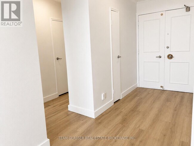 Building Photo - 396 Queens Ave