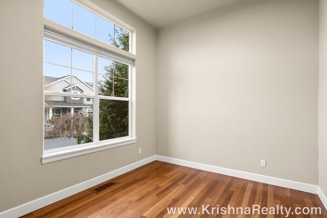 Building Photo - Beautiful 4 Bedroom* 3.5 Bathroom* + Offic...