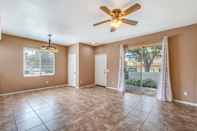 Building Photo - Private end unit townhome!