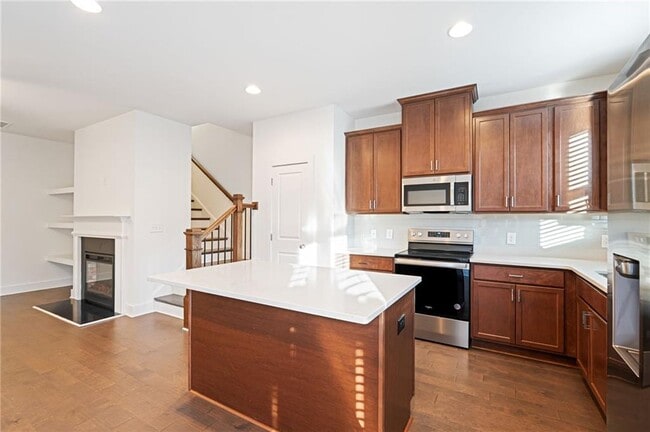 Building Photo - 6256 Hillandale Dr