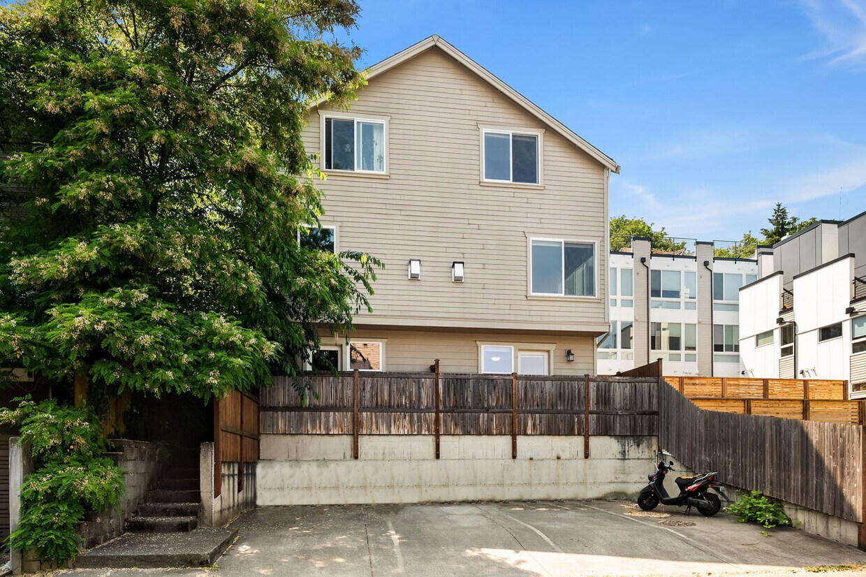 Primary Photo - 224 26th Ave E