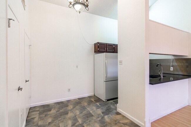 Building Photo - Pre-Leasing - Cute Charming 2-bedroom